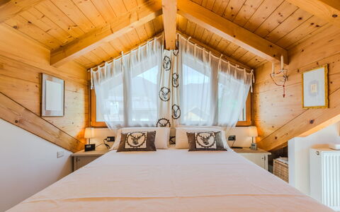 Giglio: Hout, Interieur Ontwerp, Huis, Meubilair, Slaapkamer, Plafond, Verdieping, Bed, Kamer, Linens