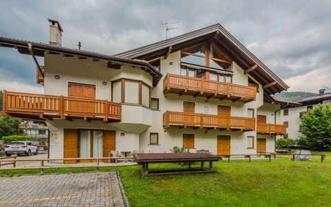 Giglio: Facade, Woongebied, Huis, Architectuur, Huis, Deur, Menselijke Nederzetting, Appartement, Balkon, Verf