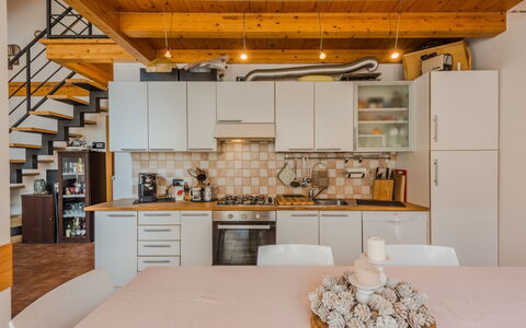 Giglio: Keuken, Meubilair, Interieur Ontwerp, Flooring, Countertop, Toestel Van De Keuken, Verdieping, Hout, Major Appliance, Plafond