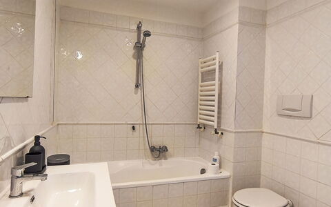 Al Porto: Badkamer, Loodgieterswerkinrichting, Bad, Flooring, Interieur Ontwerp, Verdieping, Kraan, Wastafel, Wastafel In De Badkamer, Loodgieter