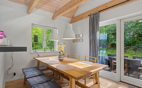 Zelda - 275M from the Sea: Meubilair, Flooring, Interieur Ontwerp, Hout, Verdieping, Tafel, Keuken En Eettafel, Stoel, Plafond, Eetkamer
