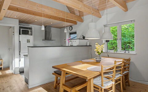 Zelda - 275M from the Sea: Meubilair, Flooring, Hout, Interieur Ontwerp, Verdieping, Plafond, Countertop, Houten Vloer, Keuken En Eettafel, Keuken