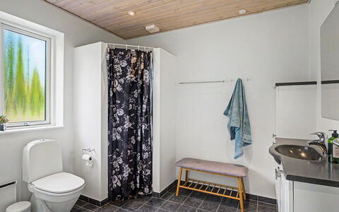 Zelda - 275M from the Sea: Flooring, Loodgieterswerkinrichting, Hout, Verdieping, Badkamer, Interieur Ontwerp, Loodgieter, Toilet, Wc Bril, Wastafel