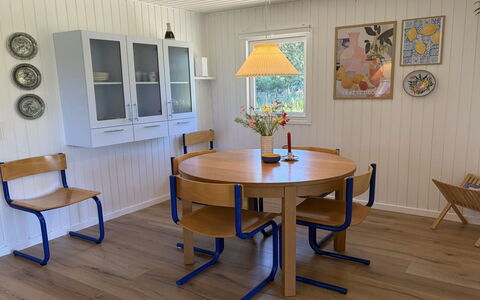 Goce - 300M from the Sea: Meubilair, Flooring, Verdieping, Hout, Interieur Ontwerp, Tafel, Stoel, Eetkamer, Keuken En Eettafel, Houten Vloer
