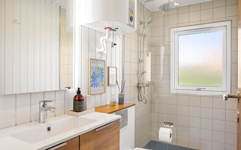 Goce - 300M from the Sea: Loodgieterswerkinrichting, Interieur Ontwerp, Flooring, Wastafel, Verdieping, Badkamer, Badkamerkast, Kraan, Loodgieter, Wastafel In De Badkamer
