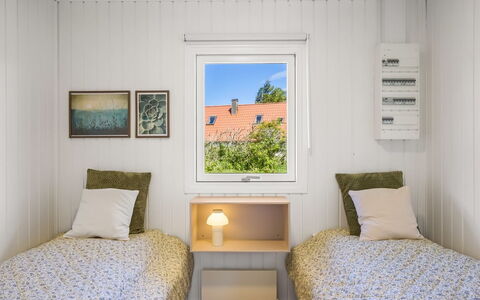 Goce - 300M from the Sea: Muur, Hout, Slaapkamer, Bed, Verdieping, Flooring, Interieur Ontwerp, Laken, Bedding, Huis