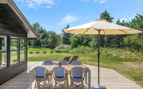 Goce - 300M from the Sea: Hout, Dak, Land Lot, Buitentafel, Buitenmeubels, Meubilair, Verblijf, Huis, Schaduw, Tuin