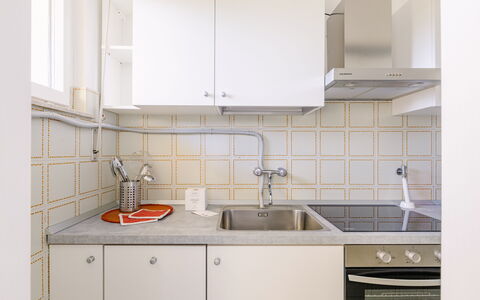 Casabianca: Keuken, Countertop, Interieur Ontwerp, Flooring, Gootsteen, Toestel Van De Keuken, Cabinetry, Wastafel, Loodgieterswerkinrichting, Verdieping