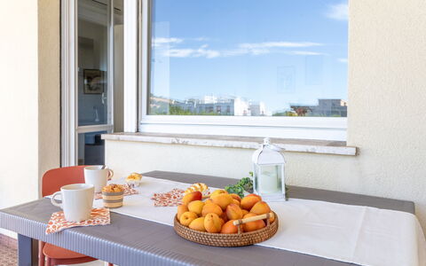 Casabianca: Meubilair, Tafel, Interieur Ontwerp, Stoel, Keuken En Eettafel, Serveware, Eetkamer, Kamerplant, Balkon, Beits