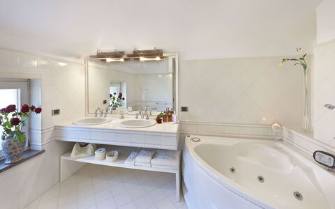 Villa Clara: Loodgieterswerkinrichting, Interieur Ontwerp, Flooring, Badkamer, Plafond, Bad, Kraan, Verdieping, Wastafel, Loodgieter