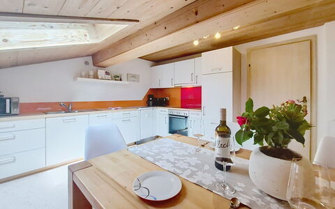 Holzegger: Interieur Ontwerp, Hout, Flooring, Plafond, Meubilair, Verdieping, Kamer, Keuken, Countertop, Huis