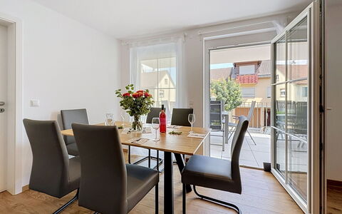 Endingen am Kaiserstuhl 100: Meubilair, Interieur Ontwerp, Flooring, Verdieping, Tafel, Stoel, Keuken En Eettafel, Eetkamer, Kamer, Houten Vloer