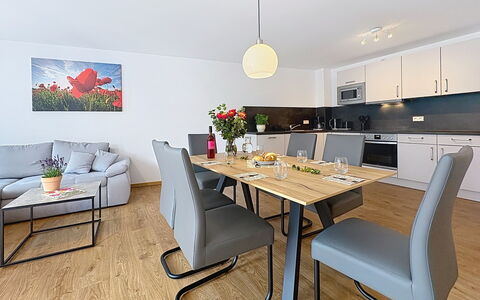 Endingen am Kaiserstuhl 100: Meubilair, Interieur Ontwerp, Flooring, Verdieping, Hout, Keuken En Eettafel, Tafel, Kamer, Eetkamer, Stoel
