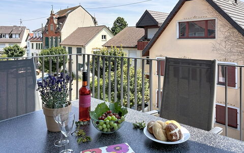 Endingen am Kaiserstuhl 100: Huis, Stedelijk Ontwerp, Balkon, Appartement, Bloempot, Kamerplant, Veranda, Stoel, Buitenmeubels, Verf