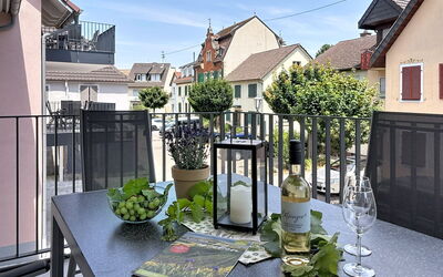 Endingen am Kaiserstuhl 100: Balkon, Bloempot, Huis, Stedelijk Ontwerp, Appartement, Kamerplant, Veranda, Stoel, Leuning, Hek