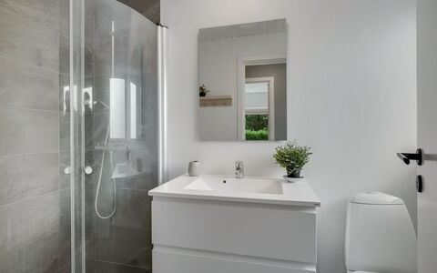 Adisl - 300M to the Fjord: Badkamer, Loodgieterswerkinrichting, Wastafel In De Badkamer, Flooring, Wastafel, Interieur Ontwerp, Verdieping, Badkamerkast, Toilet, Kraan