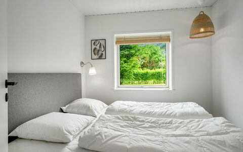 Adisl - 300M to the Fjord: Muur, Slaapkamer, Bed, Hout, Bedding, Laken, Interieur Ontwerp, Plafond, Bed Frame, Huis