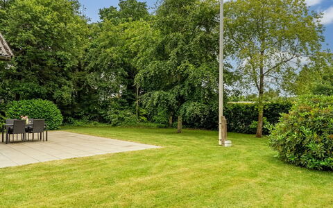 Adisl - 300M to the Fjord: Gras, Boom, Struik, Tuin, Land Lot, Gazon, Schaduw, Woody Plant, Landscaping