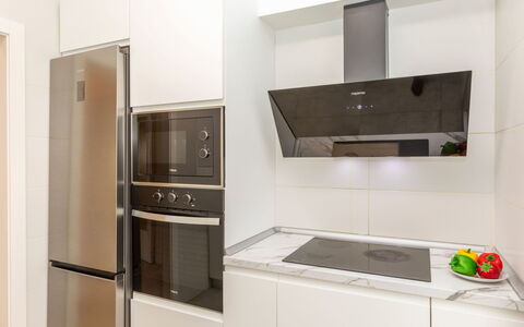 Ribera: Toestel Van De Keuken, Keuken, Major Appliance, Interieur Ontwerp, Flooring, Muur, Cabinetry, Countertop, Huishoudapparatuur, Hout