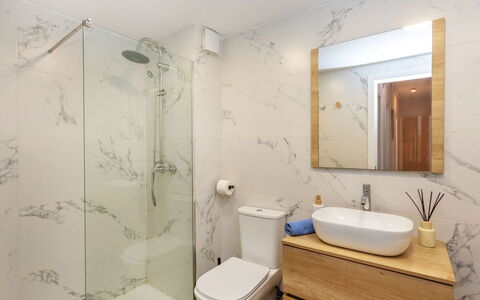Ribera: Badkamer, Loodgieterswerkinrichting, Muur, Flooring, Verdieping, Interieur Ontwerp, Toilet, Wastafel, Badkamerkast, Wastafel In De Badkamer