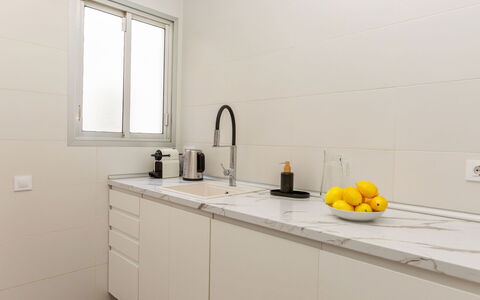Ribera: Flooring, Countertop, Interieur Ontwerp, Verdieping, Keuken, Cabinetry, Loodgieterswerkinrichting, Kraan, Wastafel, Huis