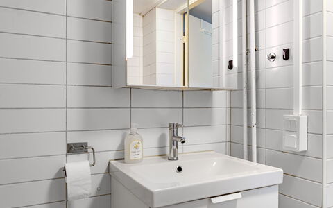 Odal: Muur, Interieur Ontwerp, Badkamer, Flooring, Loodgieterswerkinrichting, Wastafel In De Badkamer, Verdieping, Wastafel, Loodgieter, Kraan