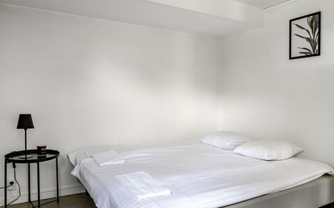 Odal: Bed, Interieur Ontwerp, Muur, Verdieping, Meubilair, Slaapkamer, Flooring, Bedding, Laken, Kamer