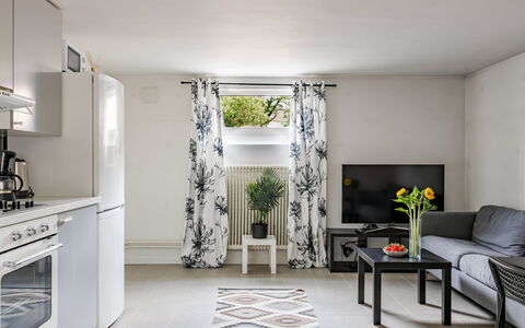 Odal: Meubilair, Interieur Ontwerp, Flooring, Verdieping, Plafond, Tafel, Kamer, Verlichting, Woonkamer, Appartement