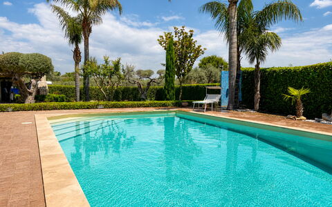 Villa Simona: Zwembad, Blauw, Water, Toevlucht, Samengesteld Materiaal, Eco Hotel, Vrije Tijd, Schaduw, Waterpartij