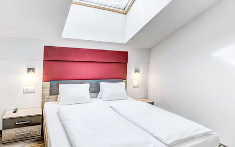 Saalbach-Hinterglemm 150: Slaapkamer, Bed, Bedding, Bed Frame, Linens, Laken, Matras, Hoofdkussen, Hotel, Kussen Gooien