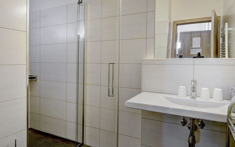 Saalbach-Hinterglemm 150: Flooring, Verdieping, Loodgieterswerkinrichting, Badkamer, Interieur Ontwerp, Loodgieter, Tegel, Deur, Kraan, Wastafel In De Badkamer
