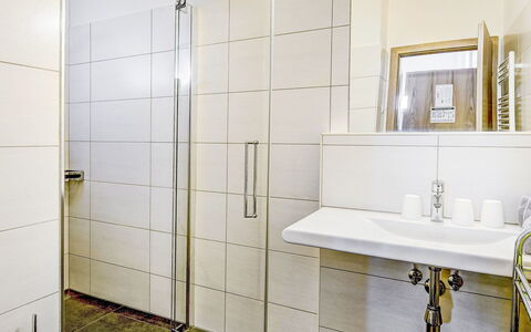 Saalbach-Hinterglemm 150: Flooring, Verdieping, Loodgieterswerkinrichting, Interieur Ontwerp, Badkamer, Loodgieter, Tegel, Deur, Deur Van De Douche, Kraan