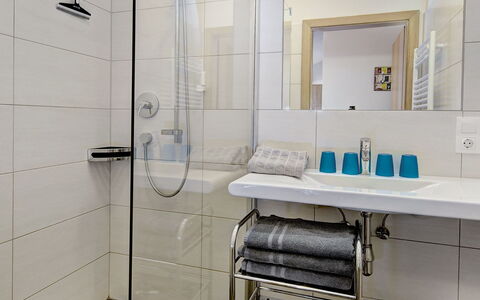 Saalbach-Hinterglemm 150: Badkamer, Interieur Ontwerp, Loodgieterswerkinrichting, Flooring, Verdieping, Wastafel, Kraan, Spiegel, Loodgieter, Wastafel In De Badkamer