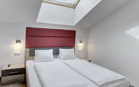 Saalbach-Hinterglemm 150: Interieur Ontwerp, Plafond, Slaapkamer, Bed, Bedding, Bed Frame, Hotel, Loodgieterswerkinrichting