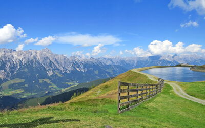 Saalbach-Hinterglemm 150: Lucht, Blauw, Bergachtig Landvormen, Berg, Heuvel, Gras, Bergketen, Wolk, Grasland, Hoogland