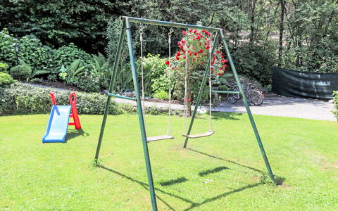 Velden am Wörthersee 39: Speeltoestel, Tuin, Gazon, Schaduw, Vrije Tijd, Speelplaats, Backyard, Park, Werf, Schommel