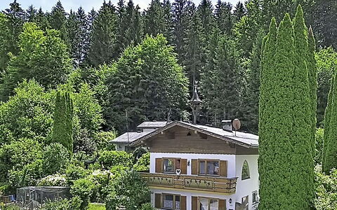Velden am Wörthersee 39: Boom, Huis, Struik, Huis, Dak, Verblijf, Tuin, Lariks, Landgoed, Landscaping