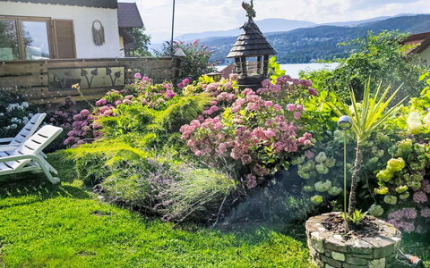 Velden am Wörthersee 39: Bloem, Tuin, Struik, Groundcover, De Lente, Landscaping, Werf, Backyard, Gazon