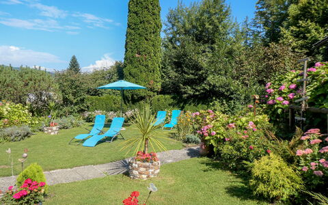 Velden am Wörthersee 39: Blauw, Bloem, Struik, Tuin, Groundcover, Landscaping, Gazon, Werf, Backyard