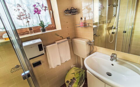 Velden am Wörthersee 39: Wastafel In De Badkamer, Loodgieterswerkinrichting, Badkamer, Wastafel, Interieur Ontwerp, Kraan, Verdieping, Loodgieter, Flooring, Kamer