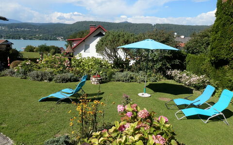 Velden am Wörthersee 39: Struik, Buitenmeubels, Tuin, Meubilair, Landscaping, Gazon, Vrije Tijd, Werf, Schaduw