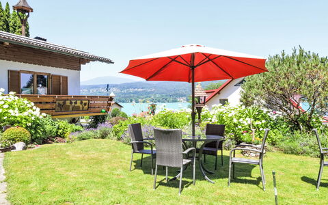 Velden am Wörthersee 39: Struik, Meubilair, Tuin, Buitenmeubels, Gazon, Paraplu, Landscaping, Schaduw, Buitentafel