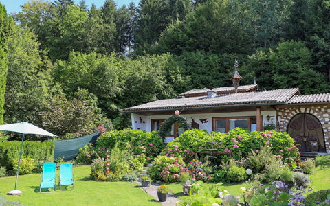 Velden am Wörthersee 39: Struik, Tuin, Verblijf, Groundcover, De Lente, Landscaping, Backyard, Boerderij, Werf