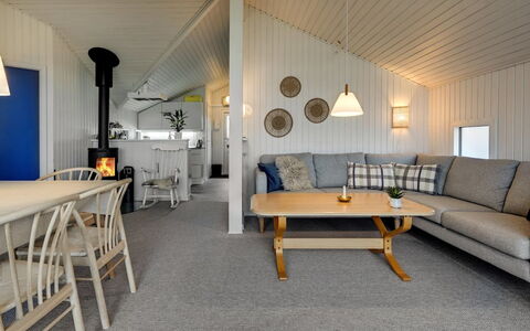Wiebke - 50M from the Sea: Hout, Interieur Ontwerp, Flooring, Plafond, Meubilair, Verdieping, Huis, Woonkamer, Lichte Inrichting, Bankstel