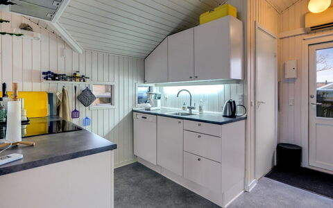 Wiebke - 50M from the Sea: Hout, Flooring, Verdieping, Plafond, Keuken, Loodgieterswerkinrichting, Major Appliance, Countertop, Wastafel, Kraan