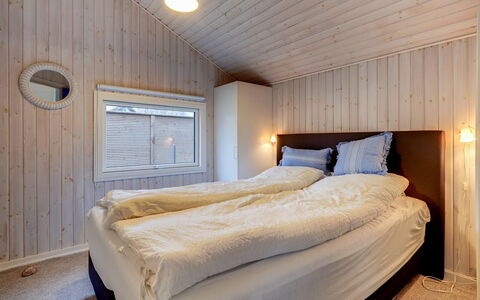 Wiebke - 50M from the Sea: Hout, Slaapkamer, Plafond, Bed, Interieur Ontwerp, Laken, Bedding, Bed Frame, Verdieping, Kamer