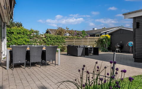 Asa - 500M from the Sea: Meubilair, Hout, Interieur Ontwerp, Flooring, Verdieping, Stoel, Kamer, Plafond, Woonkamer, Appartement