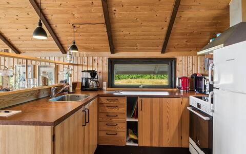 Kalervo - 2.9Km to the Fjord: Hout, Keuken, Interieur Ontwerp, Countertop, Beits, Toestel Van De Keuken, Plafond, Hardwood, Blokhut, Cabinetry