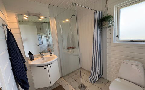 Raadengaard - 400M from the Sea: Loodgieterswerkinrichting, Hout, Flooring, Verdieping, Interieur Ontwerp, Loodgieter, Badkamer, Toilet, Wastafel, Kamer