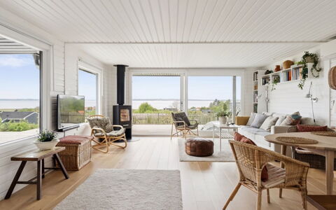 Raadengaard - 400M from the Sea: Hout, Interieur Ontwerp, Plafond, Meubilair, Flooring, Verdieping, Huis, Houten Vloer, Woonkamer, Stoel